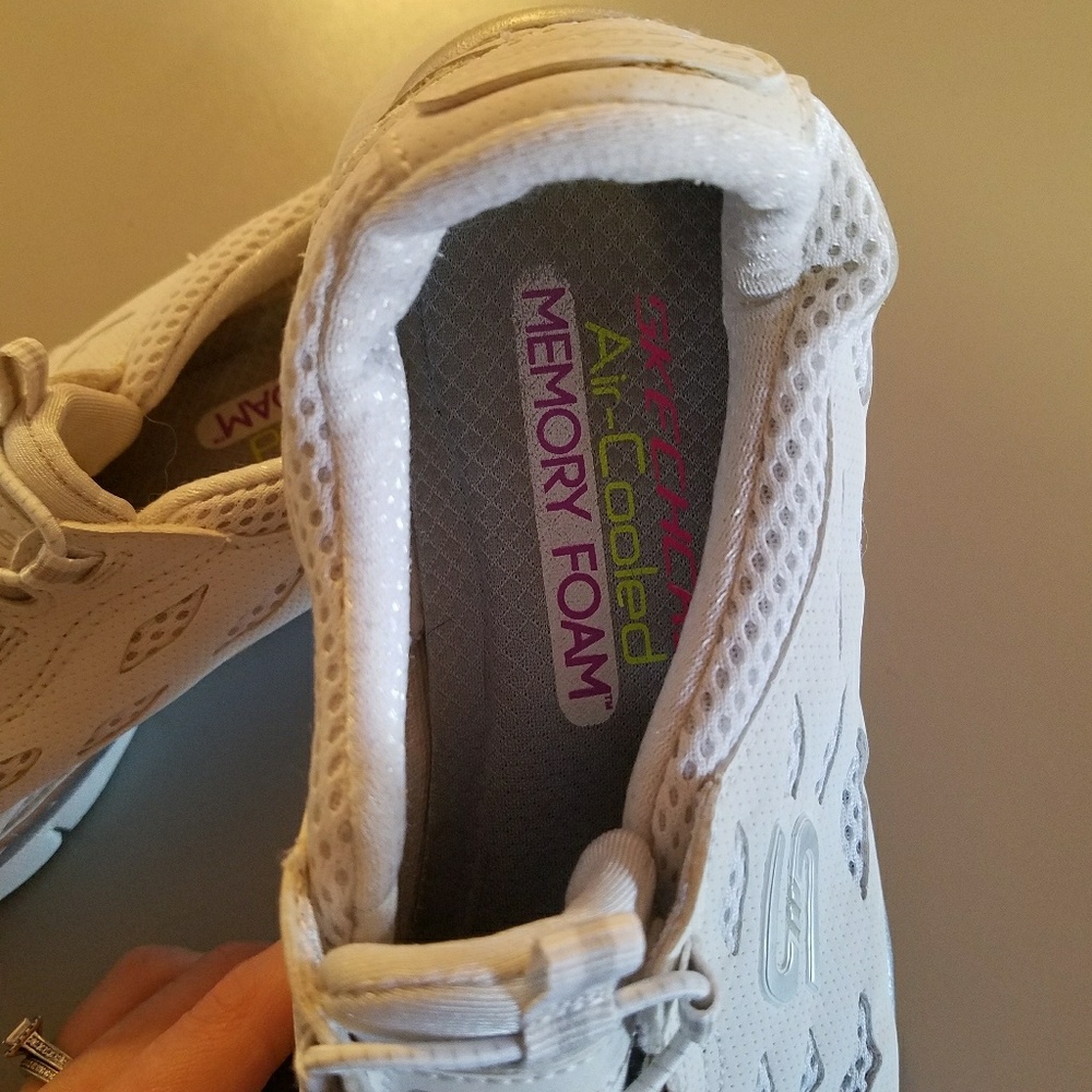 ✔SOLD on Ⓜ✔ Skechers tennis shoes - Picture 4 of 6
